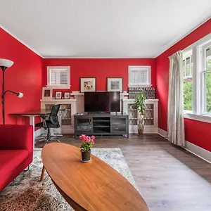 Charming Garden Retreat In Prime Van Location , Vancouver Canada