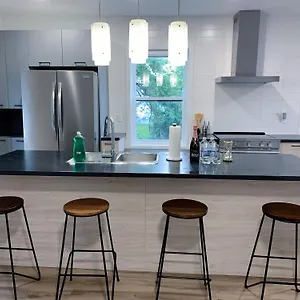 10 Minutes To Dt With Free Parking , Longueuil Canada